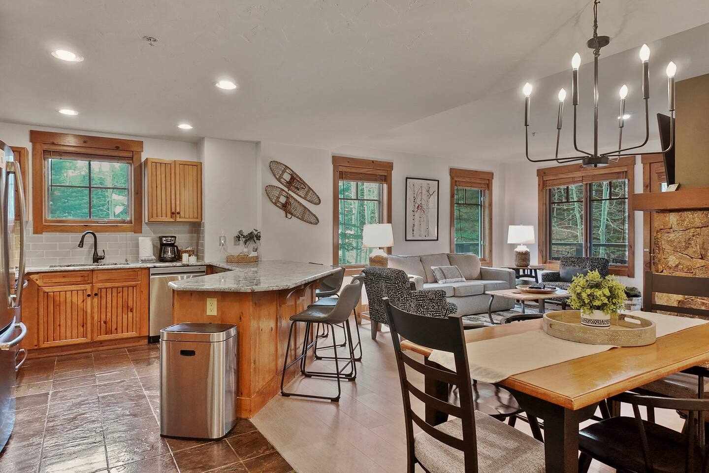 Mountain Thunder 5201 Downtown Adjacent Resort Suite with Pool and Hot Tubs