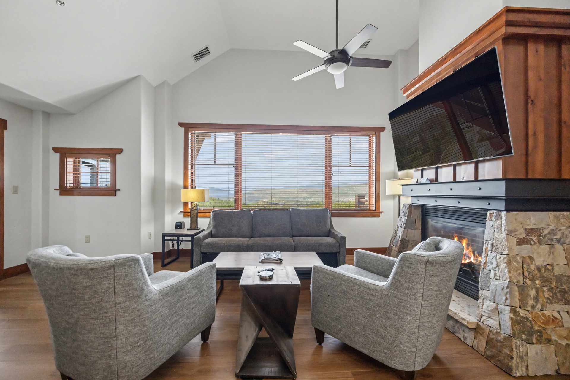 One Ski Hill 8510 Peak 8 Ski In Ski Out Penthouse with Murphy Bed and Premium Amenities