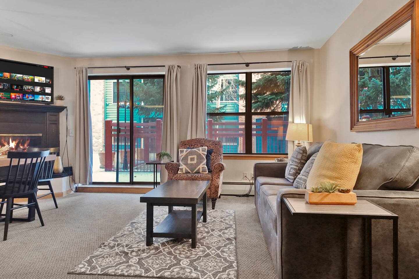 Cozy Downtown Ski-In Studio Near Gondola & Main