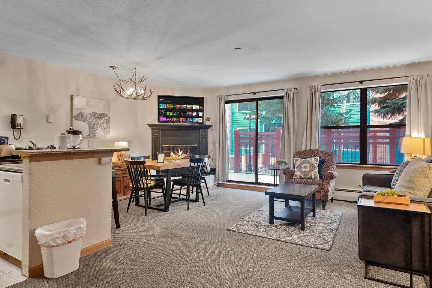 Cozy Downtown Ski-In Studio Near Gondola & Main