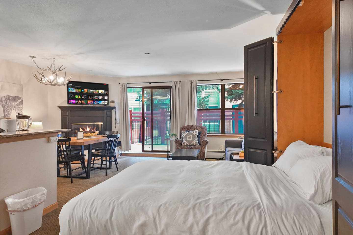 Stylish Downtown 1BR Retreat w/ Living & Ensuite