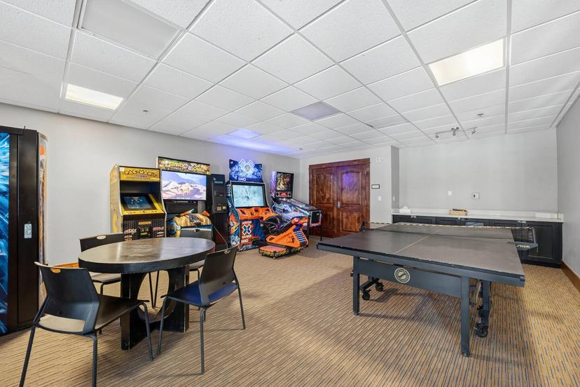 Blue Sky 603 Luxury Ski In Ski Out Penthouse with Pool Hot Tubs and Resort Access — 6