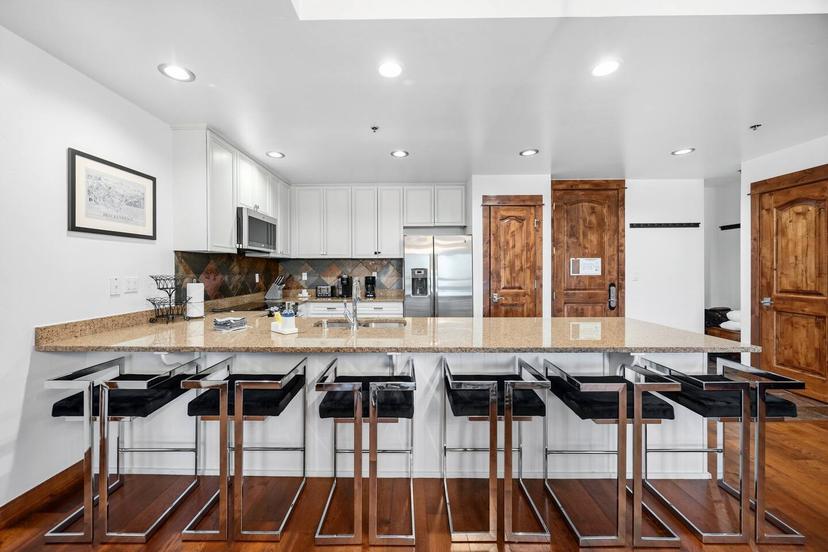 Blue Sky 603 Luxury Ski In Ski Out Penthouse with Pool Hot Tubs and Resort Access — 2
