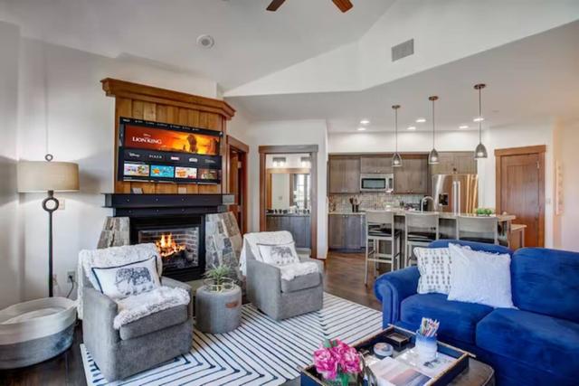 One Ski Hill 8502 Peak 8 Ski In Ski Out Penthouse with Spa Pool and Mountain Views — 4