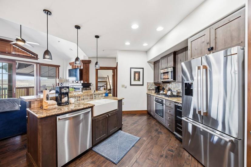 One Ski Hill 8502 Peak 8 Ski In Ski Out Penthouse with Spa Pool and Mountain Views — 2