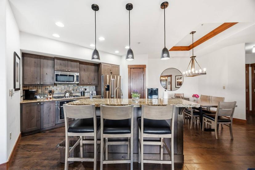 One Ski Hill 8502 Peak 8 Ski In Ski Out Penthouse with Spa Pool and Mountain Views — 6