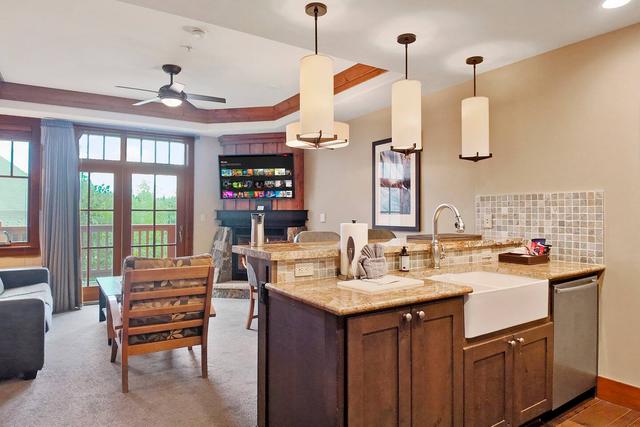 One Ski Hill 8102 Peak 8 Ski In Ski Out Resort Suite with Pool and Spa — 4