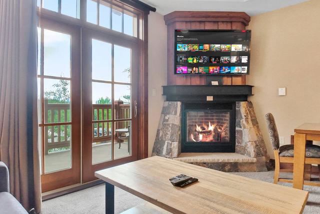 One Ski Hill 8102 Peak 8 Ski In Ski Out Resort Suite with Pool and Spa — 2