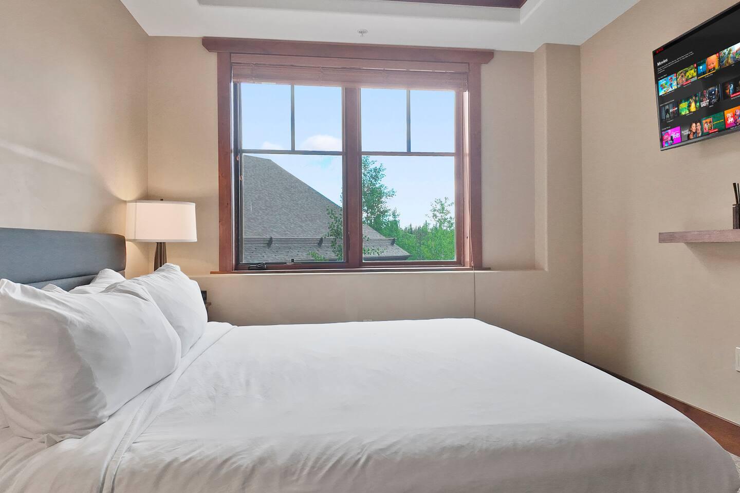 One Ski Hill 8102 Peak 8 Ski In Ski Out Resort Suite with Pool and Spa view 2