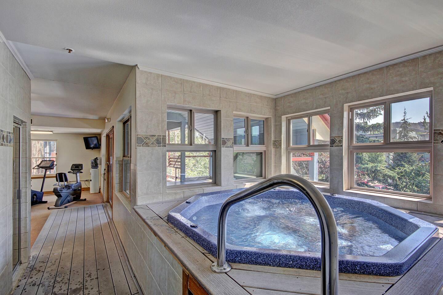 Breck Studio | Kitchen, Pool & Free Garage Parking view 3