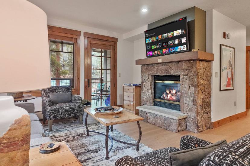 Mountain Thunder 5201 Downtown Adjacent Resort Suite with Pool and Hot Tubs — 2