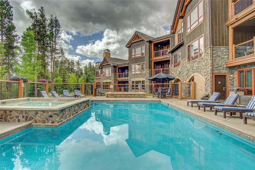 Blue Sky 603 Luxury Ski In Ski Out Penthouse with Pool Hot Tubs and Resort Access — 2