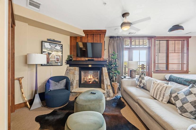 One Ski Hill 8203 Peak 8 Ski In Ski Out Studio Near Gondola and Resort Amenities — 4