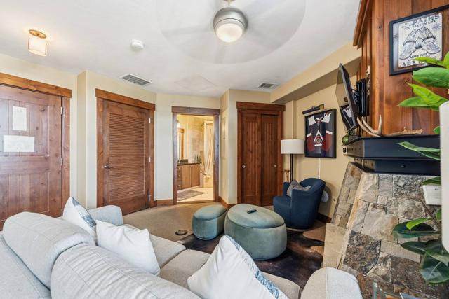 One Ski Hill 8203 Peak 8 Ski In Ski Out Studio Near Gondola and Resort Amenities — 3