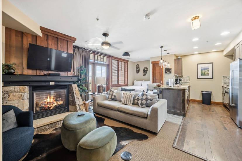 One Ski Hill 8203 Peak 8 Ski In Ski Out Studio Near Gondola and Resort Amenities — 1