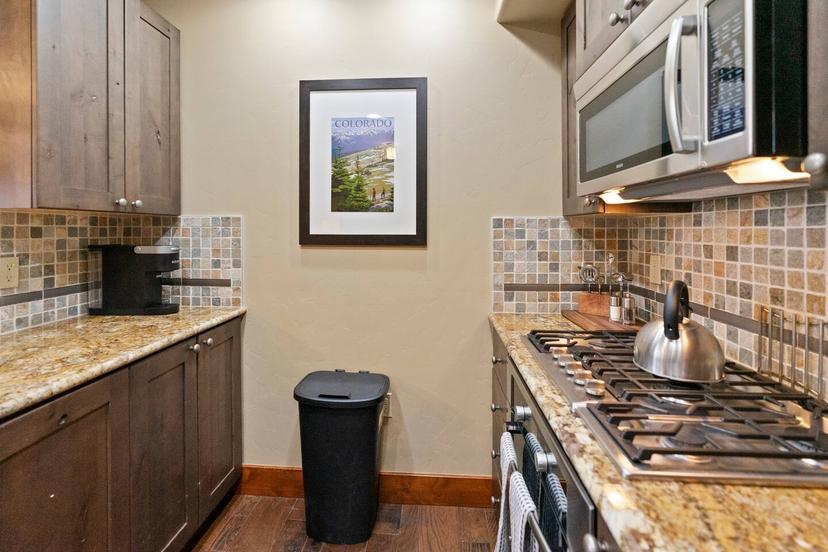 One Ski Hill 8203 Peak 8 Ski In Ski Out Studio Near Gondola and Resort Amenities — 6