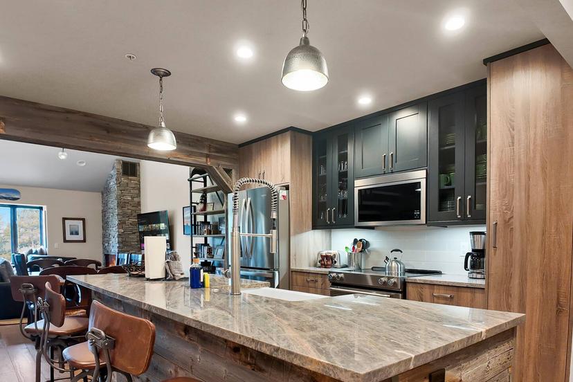 Tyra Grand 7 Bedroom Lodge Ski In Ski Out at Snowflake Lift Walk to Main Street — 4