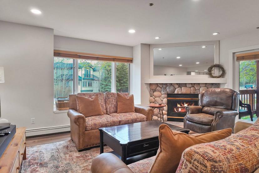 Tyra Grand 7 Bedroom Lodge Ski In Ski Out at Snowflake Lift Walk to Main Street — 2