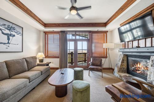 One Ski Hill 8402 Peak 8 Luxury Ski In Ski Out Condo Suite with Resort Amenities — 4