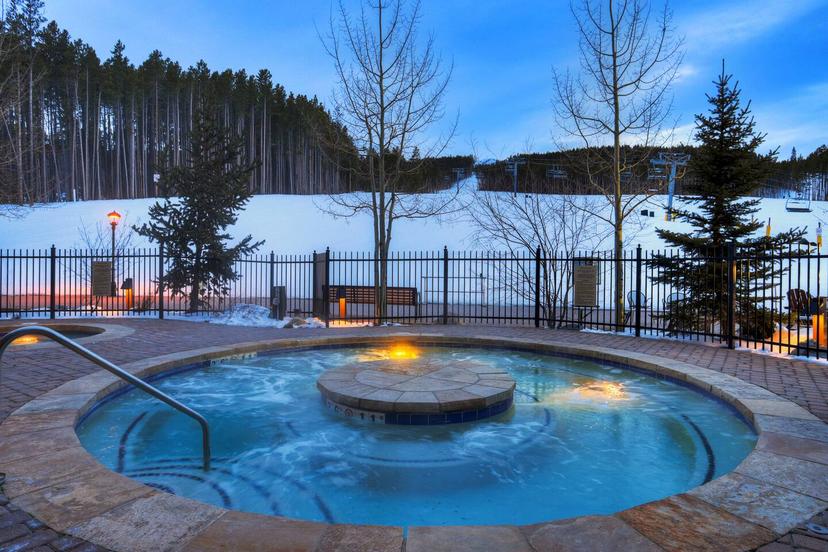 Peak 7 Slopeside Suite Ski In Ski Out Access with Resort Amenities and Hot Tubs — 6