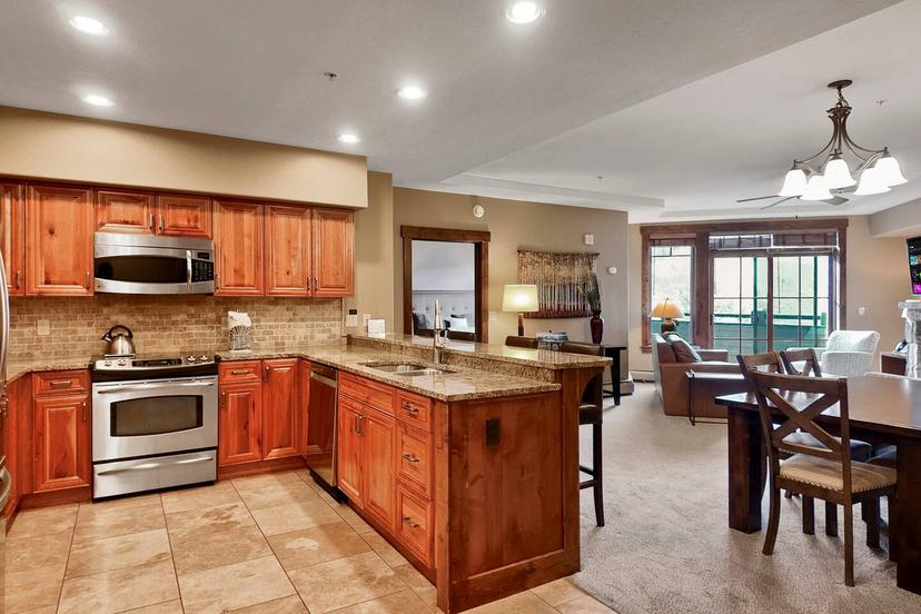 Peak 7 Slopeside Suite Ski In Ski Out Access with Resort Amenities and Hot Tubs — 3