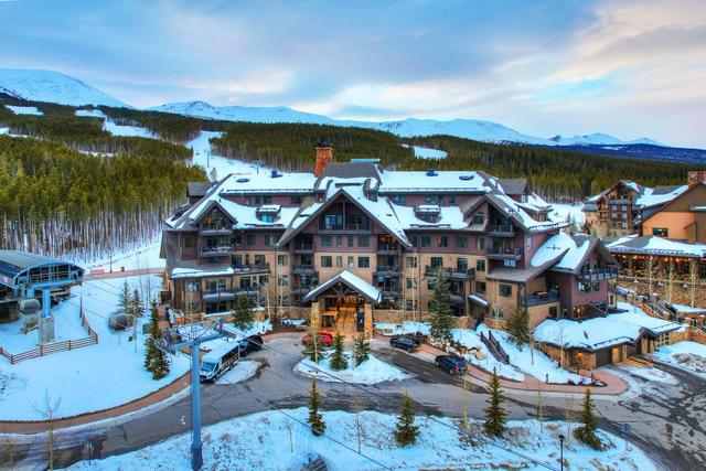 Peak 7 Slopeside Suite Ski In Ski Out Access with Resort Amenities and Hot Tubs — 4