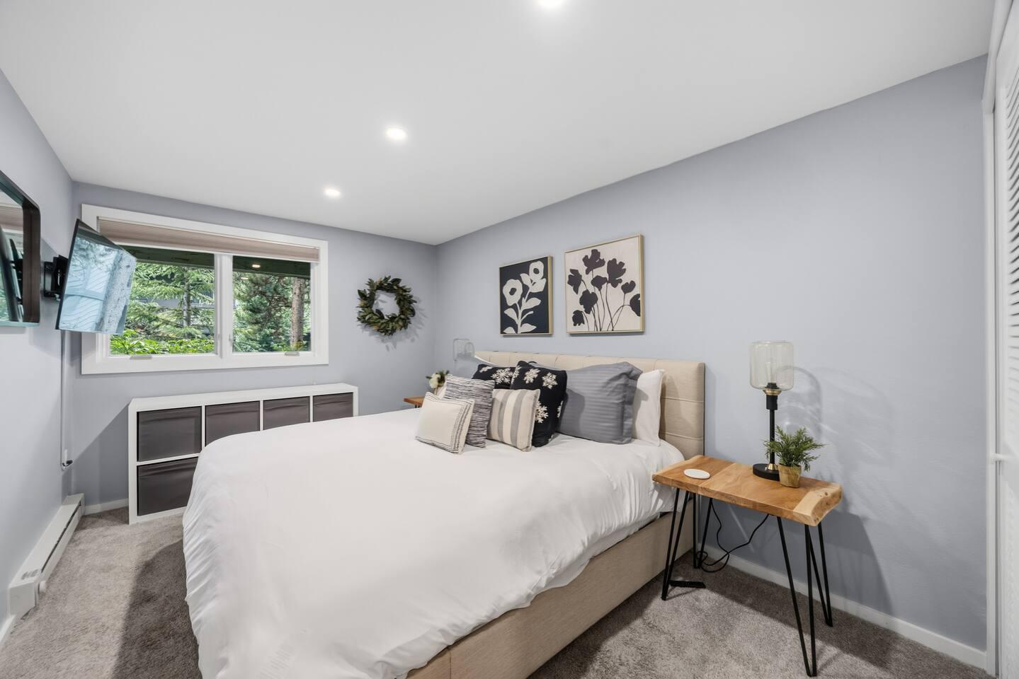 Downtown Breckenridge Luxe Condo | Walk to Main Street & Peak 9 | King Bed + In-Unit Laundry view 3