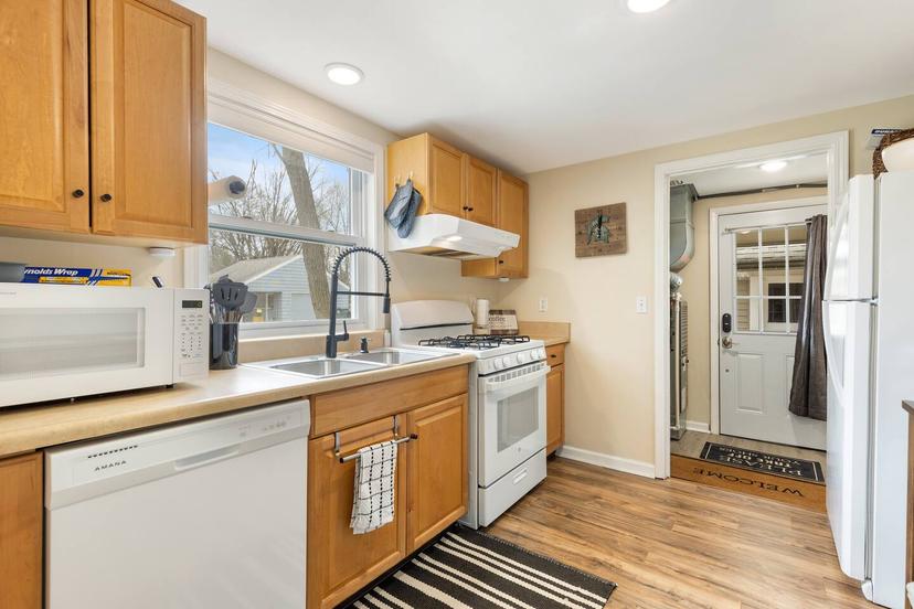 Spartan Campus House Walk to MSU Modern Two Bedroom Stay with Patio and Grill — 6