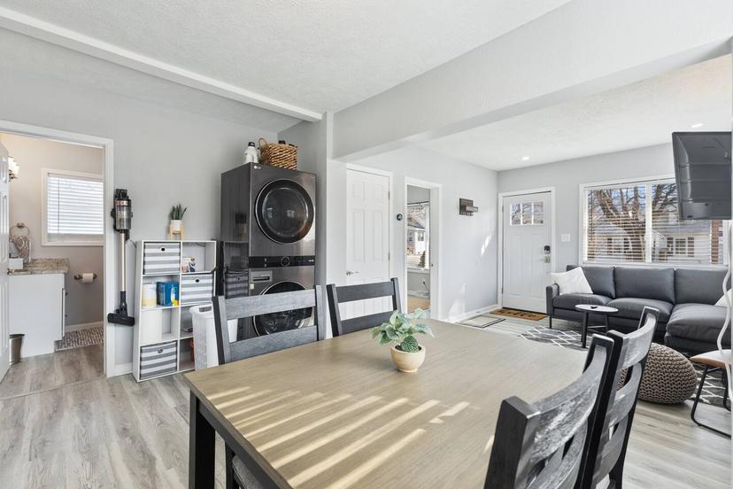 Dunlap Executive Home Long Stay Lansing Rental Near Hospitals and MSU — 2