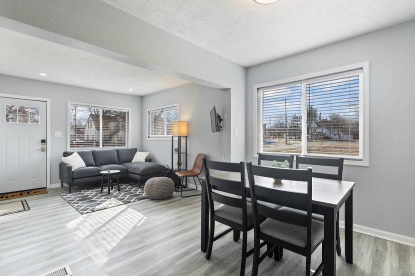 Dunlap Executive Home Long Stay Lansing Rental Near Hospitals and MSU — 6